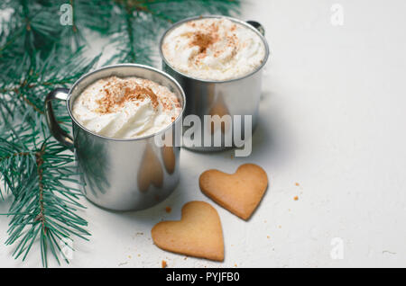 Heißes Getränk mit Schlagsahne und Herzförmige Plätzchen, Tassen Kaffee oder Kakao, romantischen Winter Konzept Stockfoto