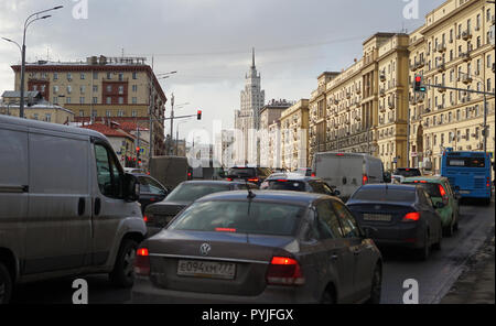 28 März 2018, Moskau, Russland. Auto Verkehr auf der Garden Ring in Moskau. Stockfoto