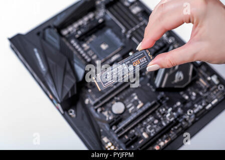 Festplatte SSD-m2 auf der Hauptplatine Hintergrund. Stockfoto