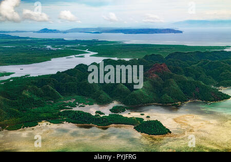 Luftaufnahme auf wunderschönen Lagunen karst Relief und grüne Mangrovenwälder tropischer Wald, Sumpf Linie in Siargao Island, Philippinen. Stockfoto