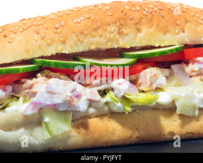 Thunfisch und Zuckermais sandwich Brötchen mit frischem Salat Stockfoto