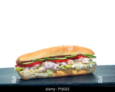 Thunfisch und Zuckermais sandwich Brötchen mit frischem Salat Stockfoto