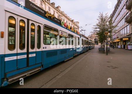 Zürich, Schweiz - Oktober 20, 2018: eine Straßenbahn fährt an der Bahnhofstrasse und Menschen gehen auf den Gehsteigen in der Stadt Zürich, Schweiz. Stockfoto