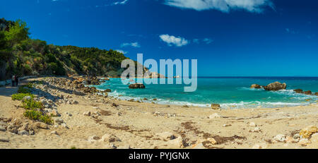 Blaue Wasser des Ionischen Meeres, in der Nähe von Agios Nikitas, Lefkas Griechenland Stockfoto