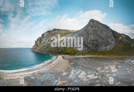 Big Sandy Antenne drone Panorama von Bunes Strand in der Bucht, umgeben von steilen Berge im Sonnenuntergang mit dramatischen bunte Himmel und azurblauem Meer und Big Rock in Stockfoto