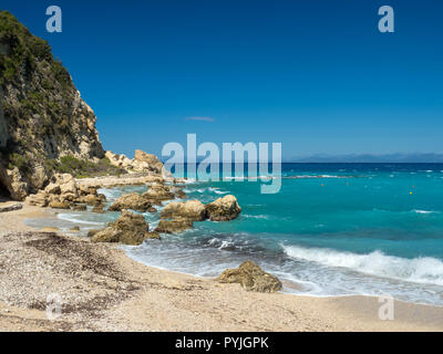 Blaue Wasser des Ionischen Meeres, in der Nähe von Agios Nikitas, Lefkas Griechenland Stockfoto