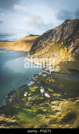 Antenne drone Panoramablick zum Strand in Bjoernsand Lofoten, in der Nähe von Reine Hamny. Haukland Kvalvika und Strand. Foto in Norwegen übernommen. Stockfoto