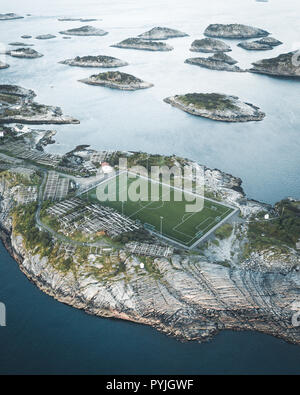 Fußball Stadion in Henningsvær von oben. Henningsvær ist ein Fischerdorf in der Nähe von Reine und Hamboy auf mehreren kleinen Inseln im Lof entfernt Stockfoto