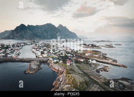 Luftaufnahme von henningsvær, seine malerische Fußballplatz und die Berge im Hintergrund. Henningsvær ist ein Fischerdorf auf mehrere kleine isl entfernt Stockfoto