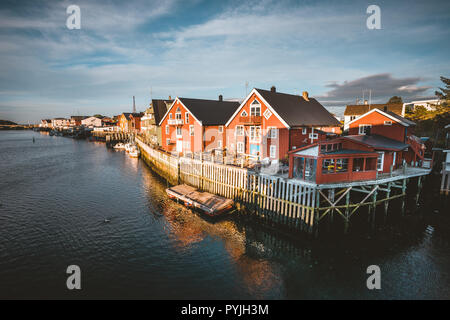 Sonnenaufgang und Sonnenuntergang in Henningsvær, Fischerdorf auf mehrere kleine Inseln der Lofoten Inseln, Norwegen über einen blauen Himmel mit Wolken. P Stockfoto