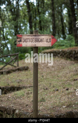 Zeichen für die Briganti Höhlen, im Westen der Insel am Montagna Grande Stockfoto