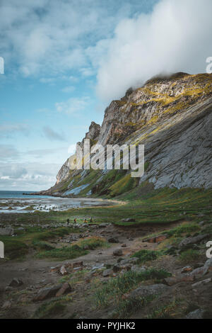 Wandern Impressionen am Sandstrand mit Bunes Bunes zu Fjorden an der Lofoten in Norwegen auf einem blauen Himmel mit Wolken sonniger Tag. Foto genommen noch Stockfoto