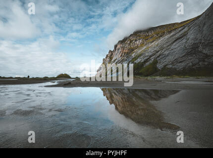 Wandern Impressionen am Sandstrand mit Bunes Bunes zu Fjorden an der Lofoten in Norwegen auf einem blauen Himmel mit Wolken sonniger Tag. Foto genommen noch Stockfoto