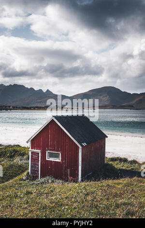 Ein typisches Haus der Fischer namens Rorbu am Strand Frames das Meer bei Ramberg Lofoten Inseln, Norwegen Europa. Foto in Norwegen übernommen. Stockfoto