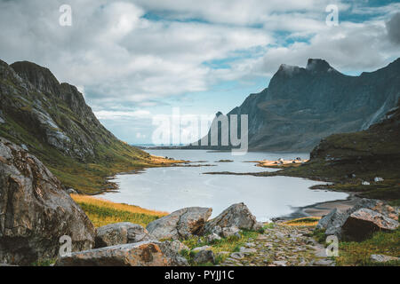 Wandern Impressionen am Sandstrand mit Bunes Bunes zu Fjorden an der Lofoten in Norwegen auf einem blauen Himmel mit Wolken sonniger Tag. Foto genommen noch Stockfoto