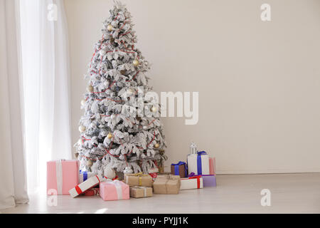 White Christmas Tree in Konate mit Strumpf-Füllmaschinen Stockfoto