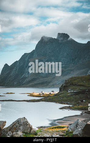 Wandern Impressionen am Sandstrand mit Bunes Bunes zu Fjorden an der Lofoten in Norwegen auf einem blauen Himmel mit Wolken sonniger Tag. Foto genommen noch Stockfoto