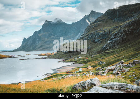 Wandern Impressionen am Sandstrand mit Bunes Bunes zu Fjorden an der Lofoten in Norwegen auf einem blauen Himmel mit Wolken sonniger Tag. Foto genommen noch Stockfoto