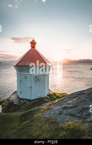 Sonnenaufgang und Sonnenuntergang in Henningsvær Light House, Fischerdorf auf mehrere kleine Inseln der Lofoten Inseln, Norwegen über einen blauen Himmel wi entfernt Stockfoto