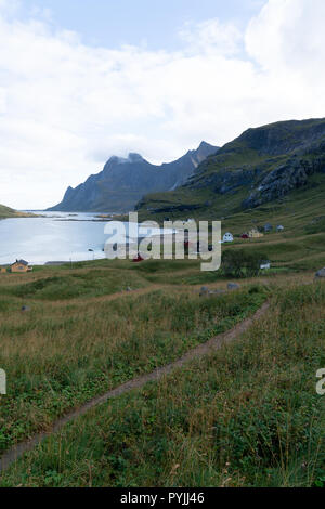 Wandern Impressionen am Sandstrand mit Bunes Bunes zu Fjorden an der Lofoten in Norwegen auf einem blauen Himmel mit Wolken sonniger Tag. Foto genommen noch Stockfoto