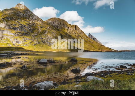 Wandern Impressionen am Sandstrand mit Bunes Bunes zu Fjorden an der Lofoten in Norwegen auf einem blauen Himmel mit Wolken sonniger Tag. Foto genommen noch Stockfoto