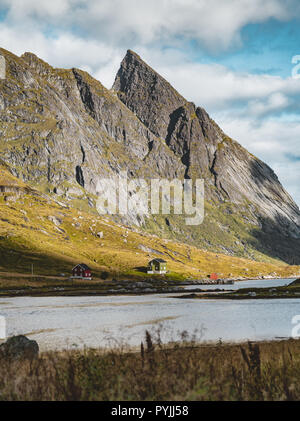 Wandern Impressionen am Sandstrand mit Bunes Bunes zu Fjorden an der Lofoten in Norwegen auf einem blauen Himmel mit Wolken sonniger Tag. Foto genommen noch Stockfoto