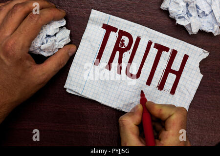 Text Zeichen zeigen die Wahrheit. Konzeptionelle Foto die Qualität oder Zustand zu wahren gegenüber der Lüge erzählt Fakten Mann mit Marker notebook Seite pa zerknittert Stockfoto
