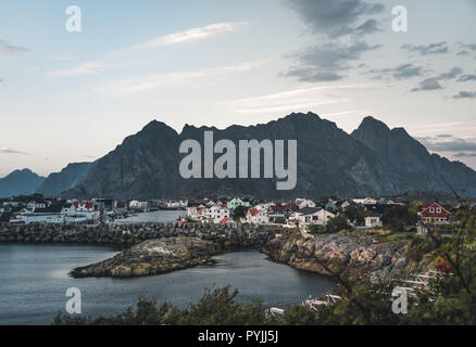 Sonnenaufgang und Sonnenuntergang in Henningsvær, Fischerdorf auf mehrere kleine Inseln der Lofoten Inseln, Norwegen über einen blauen Himmel mit Wolken. P Stockfoto