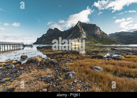 Wandern Impressionen am Sandstrand mit Bunes Bunes zu Fjorden mit schönen Reflexionen an einem sonnigen Tag mit Wolken bei Lofoten in Norwegen auf einer b Stockfoto