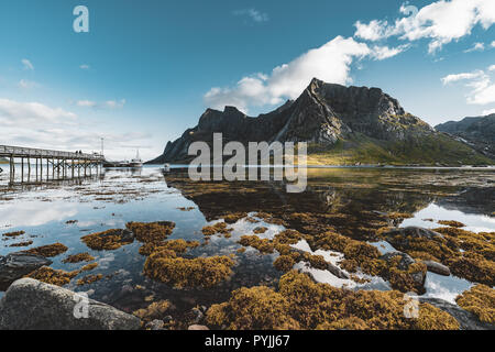 Wandern Impressionen am Sandstrand mit Bunes Bunes zu Fjorden mit schönen Reflexionen an einem sonnigen Tag mit Wolken bei Lofoten in Norwegen auf einer b Stockfoto