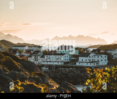 Sonnenaufgang und Sonnenuntergang in Henningsvær, Fischerdorf auf mehrere kleine Inseln der Lofoten Inseln, Norwegen über einen blauen Himmel mit Wolken. P Stockfoto