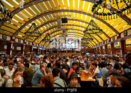 München, Deutschland - September 2018: die Masse der Leute im Löwenbräu Zelt in München, Deutschland Stockfoto