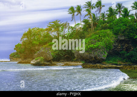 Tropische Landschaft Hügel, Wolken und Berge Felsen mit Regenwald. Tropische Insel, Meer und Lagune, Siargao. Azurblaues Wasser der Lagune. Ufer Landschaft Bay. Travel Concept Stockfoto