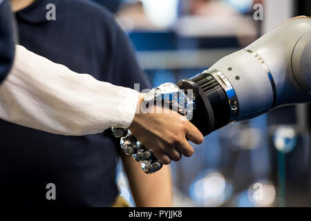 Roboter Hand schütteln Stockfoto