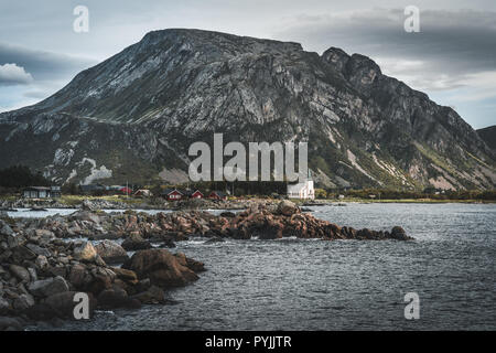 Die Pfarrkirche in Fei wurde 1924 erbaut, in der Nähe von Leknes in der Gemeinde Vestv g y, Lofoten, Nordland, Norwegen. Foto in Norwegen übernommen. Stockfoto