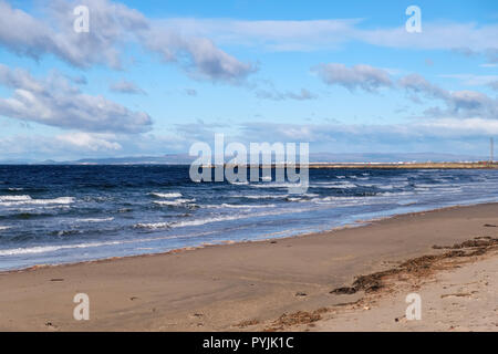 Nach Ayr Strand an der Küste von Ayrshire in Schottland an einem kalten Tag im Oktober Blick Richtung Norden, vorbei am alten Leuchtturm-/Rundumleuchte. Stockfoto