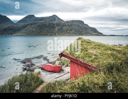 Ein typisches Haus der Fischer namens Rorbu am Strand Frames das Meer bei Ramberg Lofoten Inseln, Norwegen Europa. Foto in Norwegen übernommen. Stockfoto