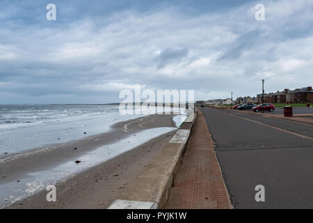 Prestwick Promenade nördlich der Blick zurück in die Stadt an einem stürmischen Tag in einem Schottischen Winter. Stockfoto