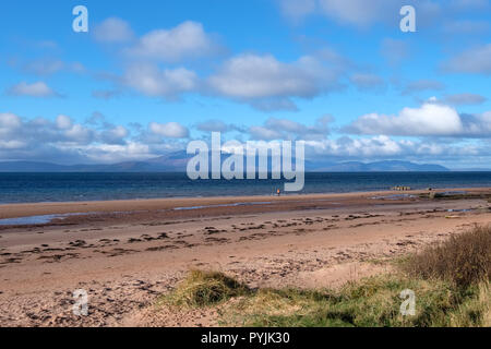 Majestic Arran von der Küste von Ayrshire in Schottland an einem kalten Tag im Oktober. Von Seamill Sands Schottland. Stockfoto