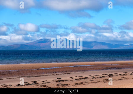 Majestic Arran von der Küste von Ayrshire in Schottland an einem kalten Tag im Oktober. Stockfoto