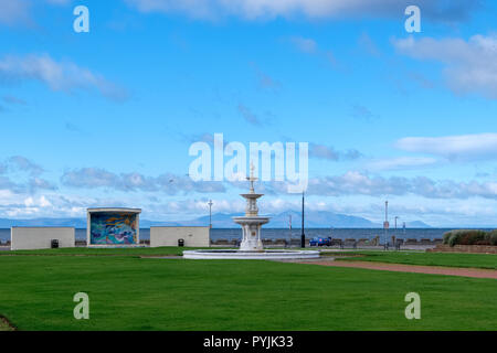 Ayr, Schottland, UK - Oktober 26, 2018: Auf der Suche nach Ayr Promenade mit Arran in der Ferne und die Farbenfrohe Wandgemälde in der promenade Tierheim. Stockfoto