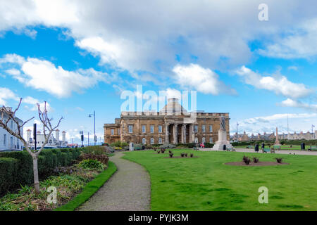 Ayr, Schottland, UK - 26. Oktober 2018: Blick auf Wellington Square nach Ayr Sheriff Court und Gerechtigkeit des Friedens Gericht innerhalb der Sheriffdo Stockfoto