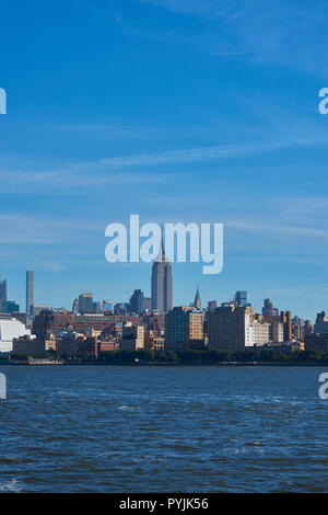 Empire State Building mitten in der Skyline Stockfoto