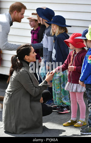 Der Herzog und die Herzogin von Sussex spricht mit Kinder während ihrer Treffen mit den jungen Menschen in den psychischen Bereich, im Cafe Wellington, Wellington, Neuseeland. PRESS ASSOCIATION Foto. PRESS ASSOCIATION Foto. Bild Datum: Sonntag, Oktober 28, 2018. Siehe PA Geschichte ROYAL Tour. Photo Credit: Dominic Lipinski/PA-Kabel Stockfoto