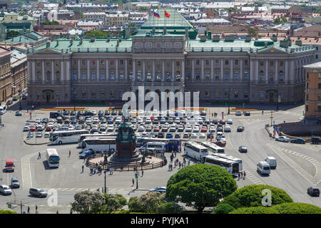 Russland, St. Petersburg, 31. Mai 2018: Ansicht des Mariinsky Palast und St. Isaaks Platz an einem warmen, sonnigen Frühlingstag Stockfoto