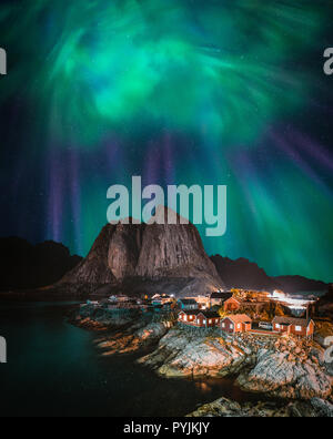 Nordlichter Aurora Borealis mit der klassischen Ansicht des Fisherman s Dorf, in der Nähe von Reine Hamnoy in Norwegen, Lofoten. Diese Aufnahme wird betrieben von Stockfoto