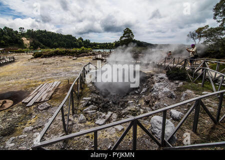 Azoren - Juni, 2018: Erdwärme kochen in Fumarolas da Lagoa das Furnas auf Sao Miguel, Azoren. Stockfoto