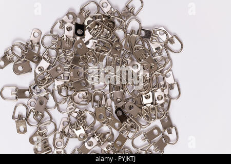 Gruppen von Rahmen hängenden Metallplatten isoliert auf Weiss. Stockfoto