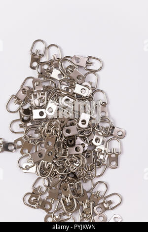 Gruppen von Rahmen hängenden Metallplatten isoliert auf Weiss. Stockfoto