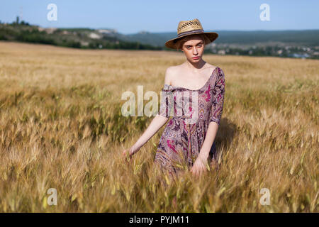 Eine Bäuerin in einem Feld von reifem Weizen und Roggen Stockfoto